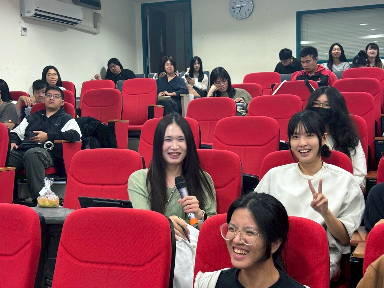 與會學生分享經驗、回應講師