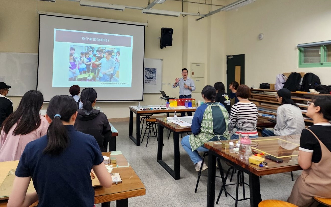 老師說明品牌理念與顏料製作原理