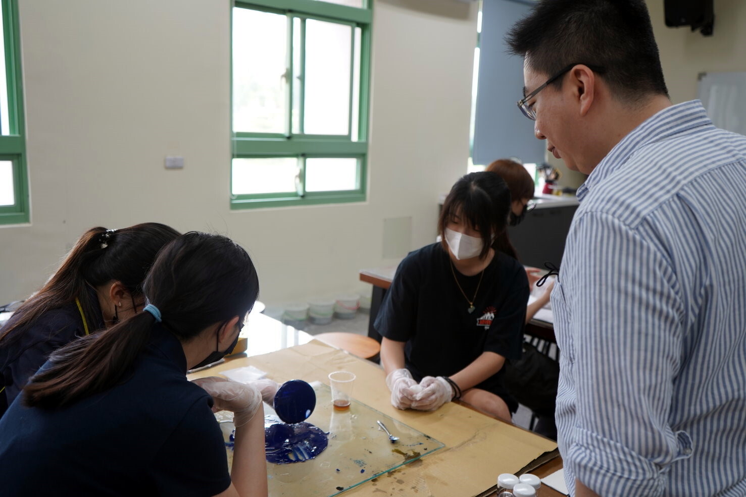 老師從旁講解水彩之特性