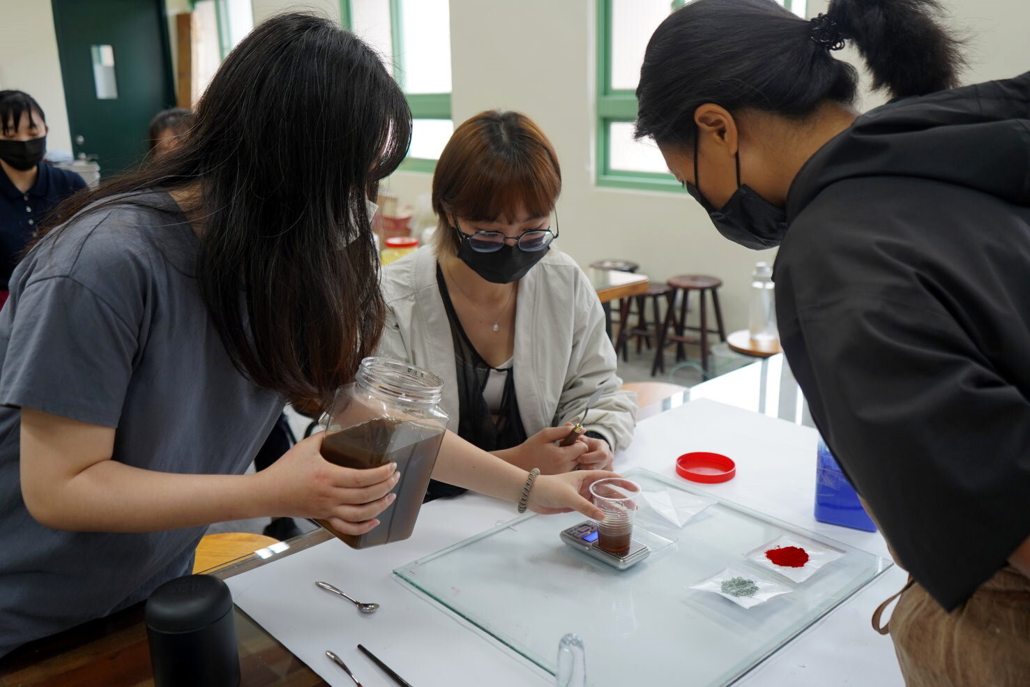 學生從原料秤重開始製作