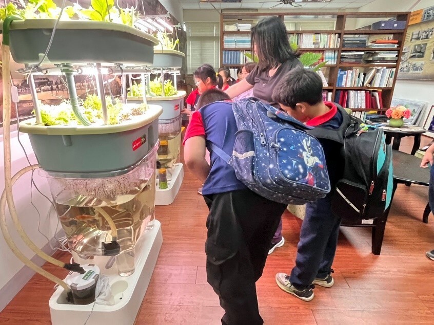 講師引導學生認識生態循環奧秘,小朋友好奇觀察魚菜共生系統