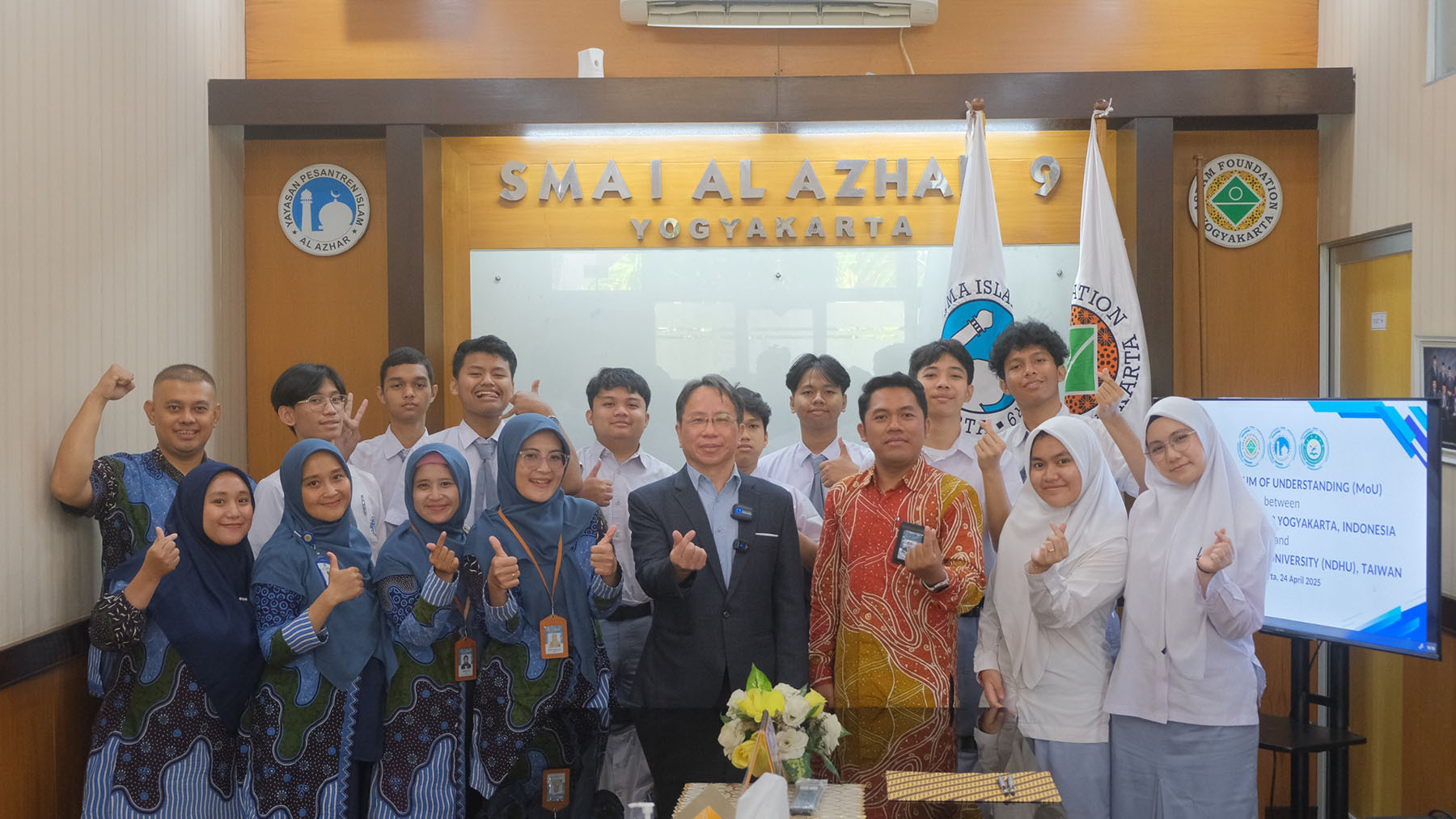 東華大學理工學院黃武元院長赴 SMA Islam Al Azhar 9 招生並宣傳理工學院與大數據班