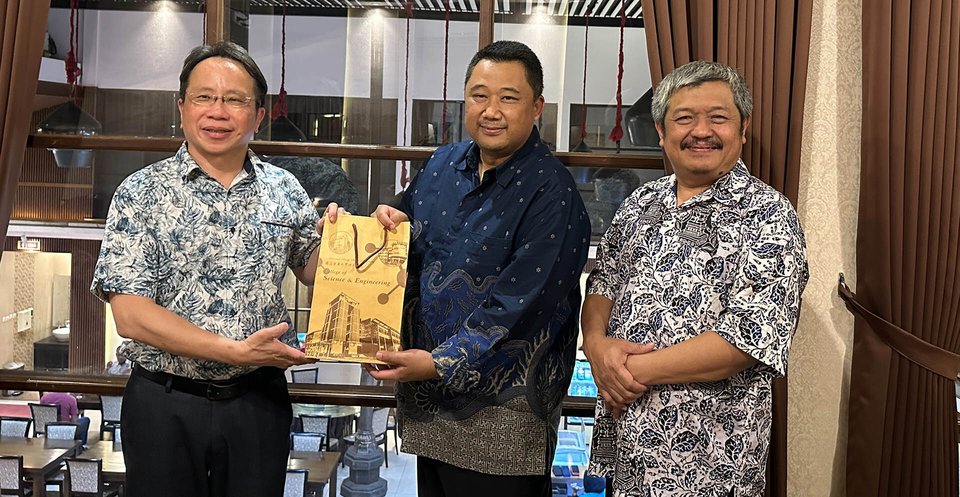 黃武元院長與國立日惹大學副校長合影