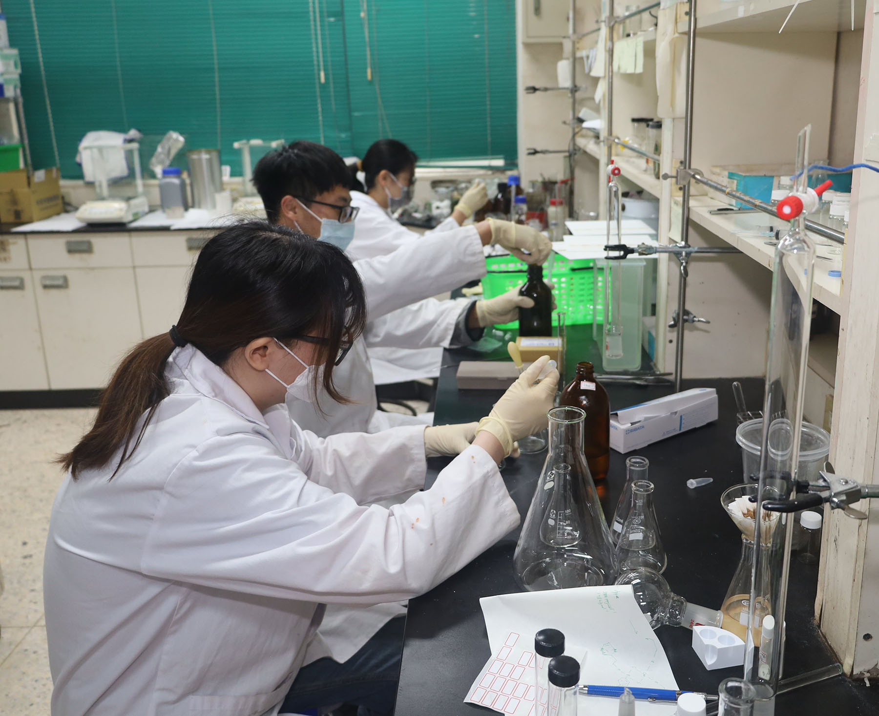 日本柴田科學及臺灣子公司英特科學捐贈之實驗器材已用於化學系實驗室,讓師生教學研究工作能迅速恢復