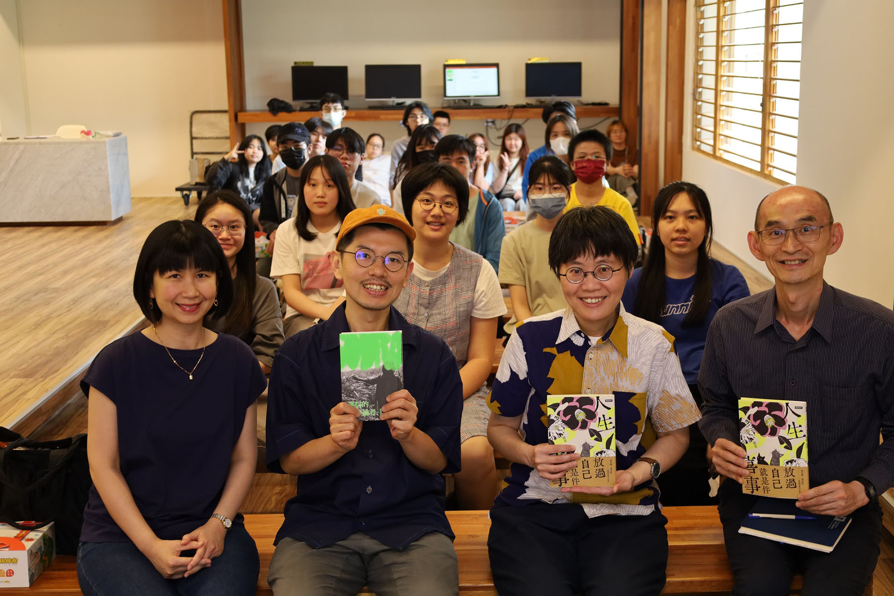 舉辦「寫作的浪漫與現實——騷夏、陳夏民談《人生喜事》與《迷信的無神論者》」新書分享會