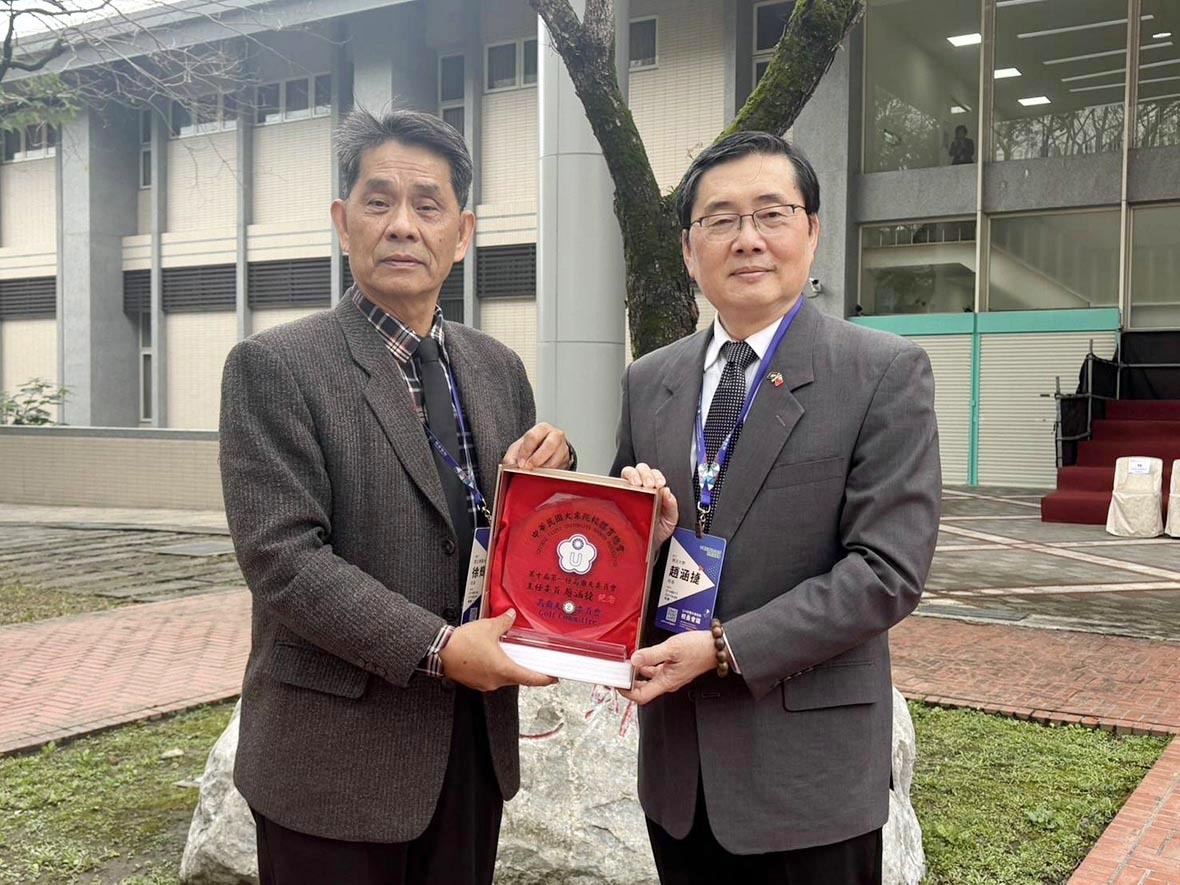 國立東華大學校長徐輝明接任全國大專體育總會第十屆第二任大專高爾夫委員會主任委員。右為東華大學前校長趙涵㨗前主委