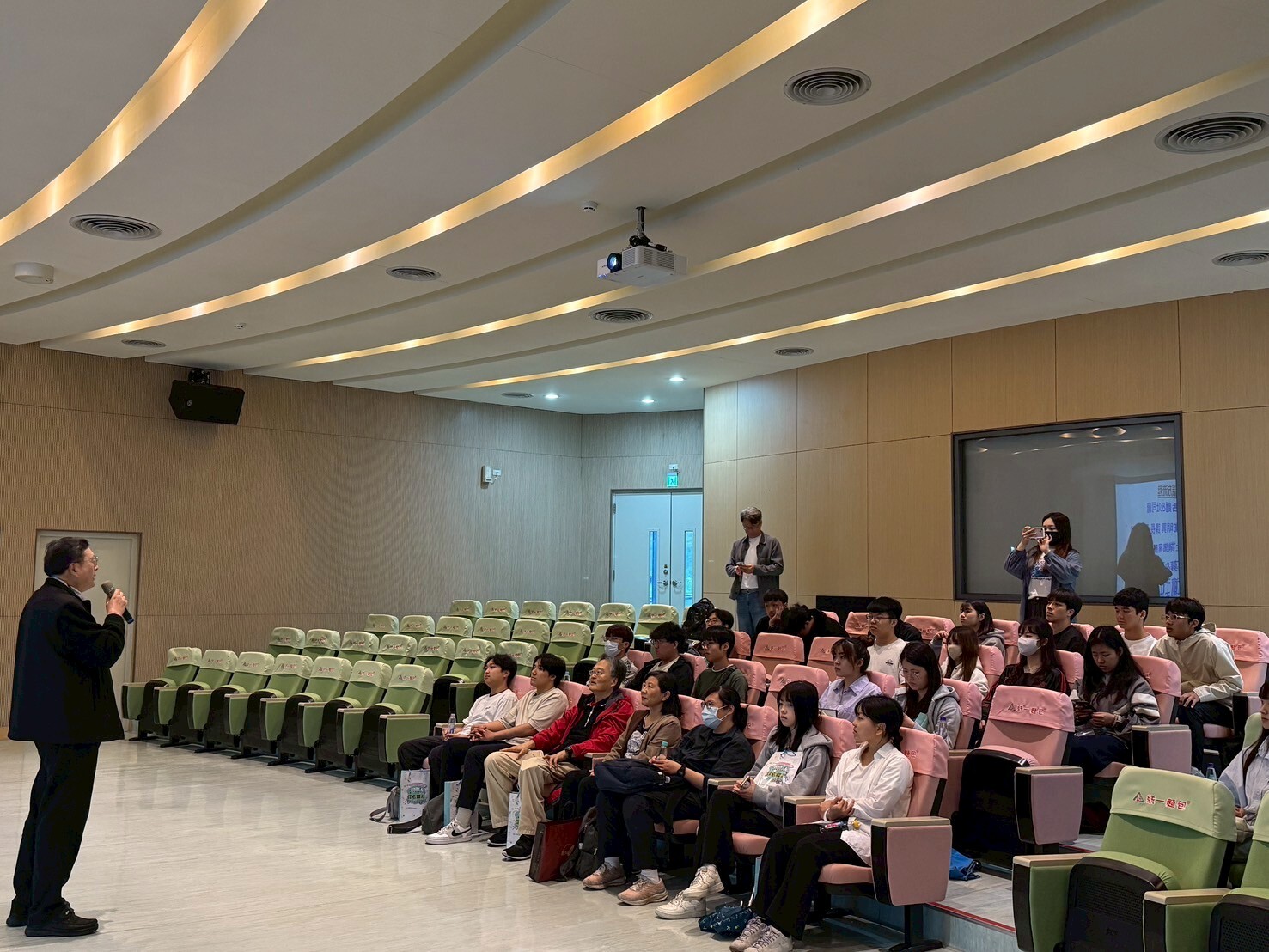 統一企業公共事務室姚明興課長為經濟學系師生進行參訪說明