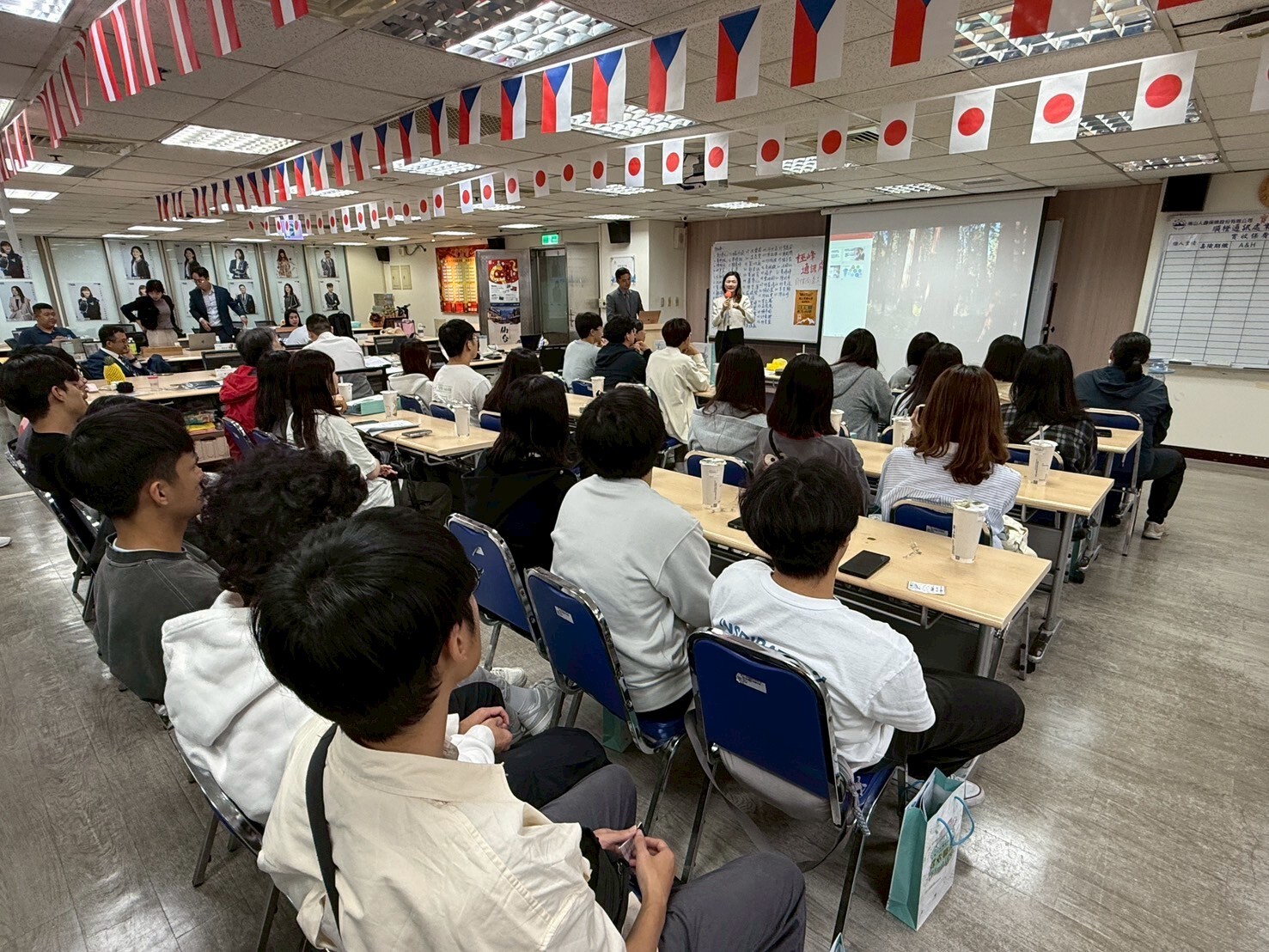 南山人壽順橙通訊處黃明楓經理為經濟學系師生進行講解說明