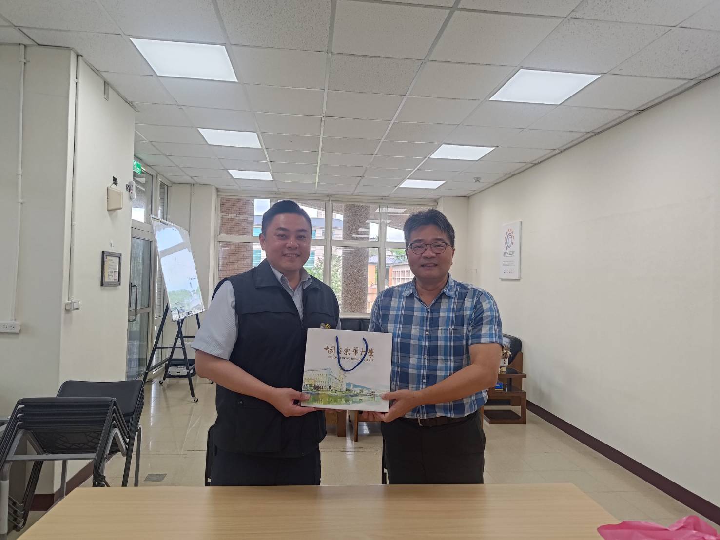 學務長林俊瑩教授致贈分局長東華紀念品