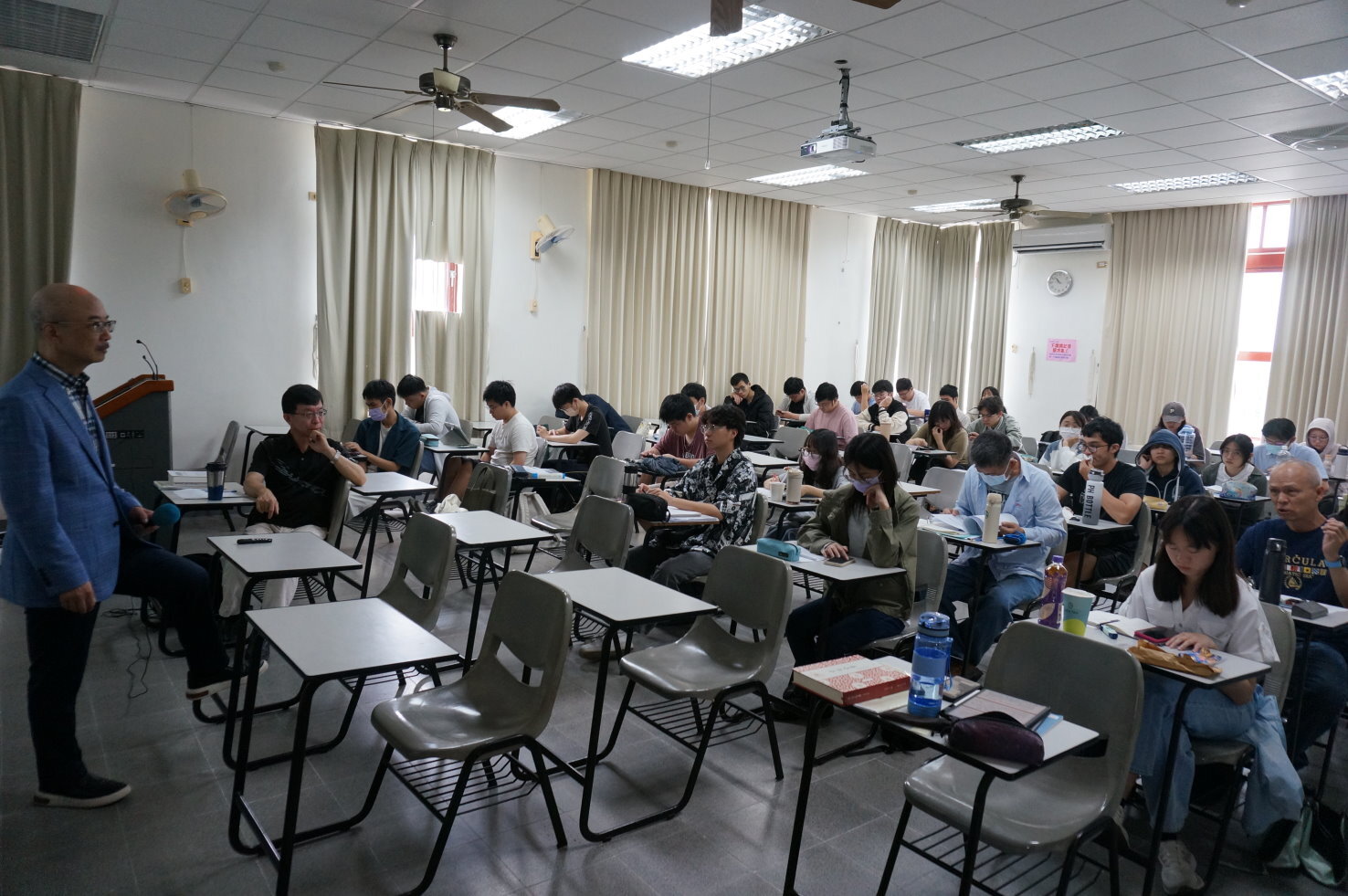 同學與鄭吉雄教授互動熱烈