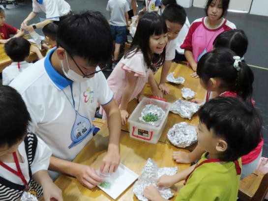 幼兒進行科學實驗