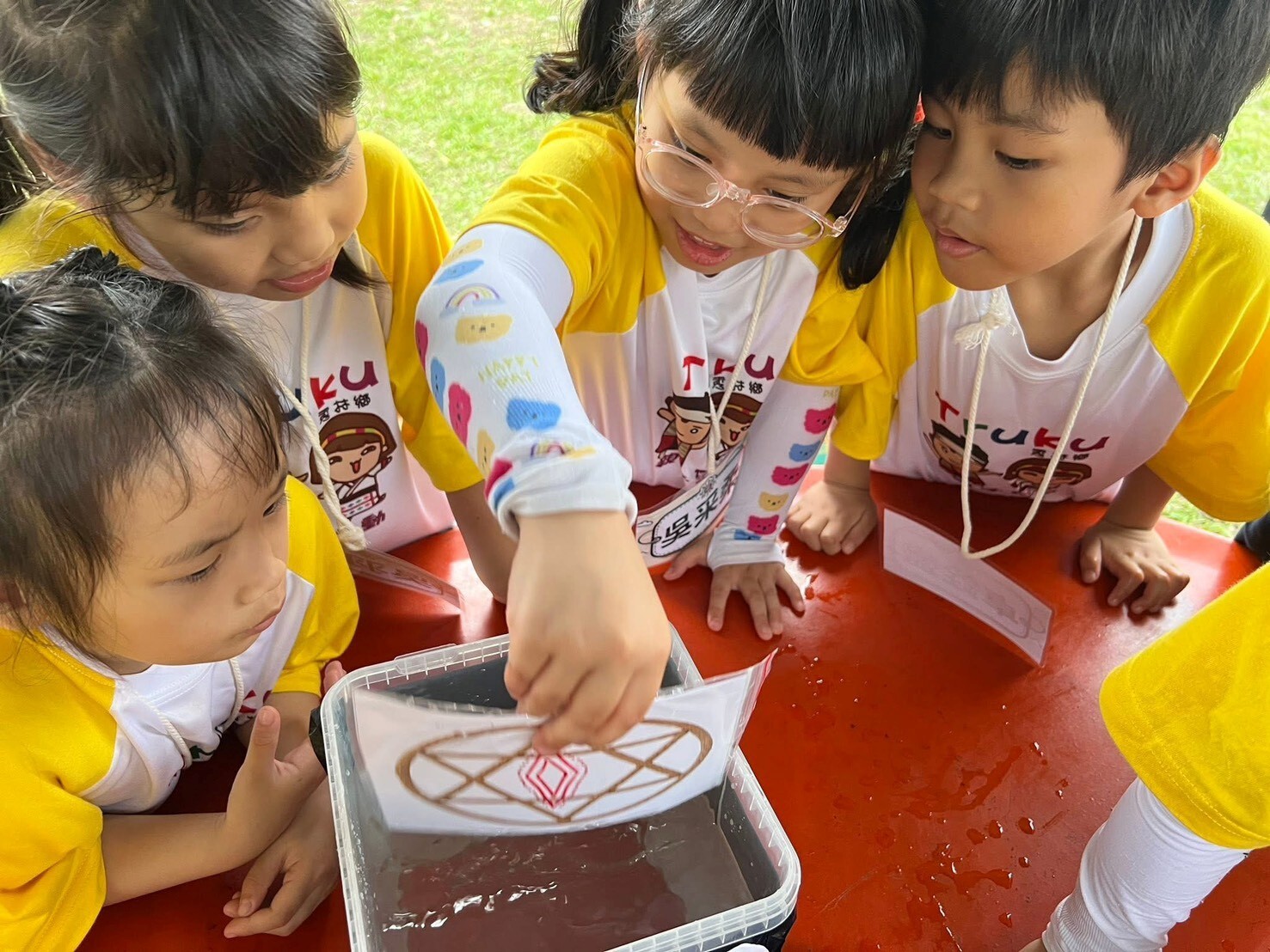 帶領幼兒進行科學實驗