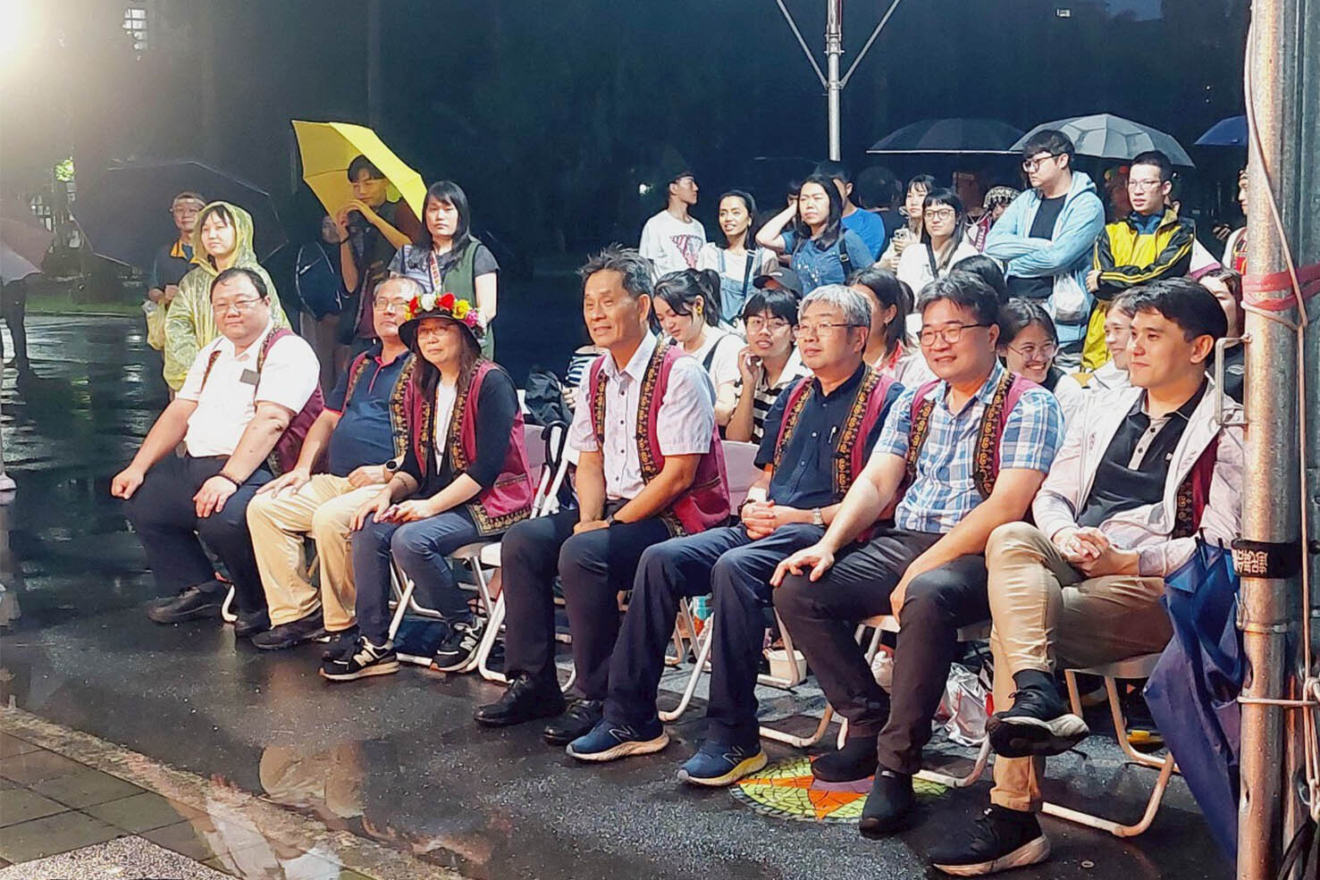 教育部終身教育司梁學政司長親臨體驗並右至左:本校吳新傑副學務長、林俊瑩學務長、張文彥副校長、徐輝明校長、原資中心王昱心主任、鄭袁建中助理學務長、慈濟大學賴尚志教授,非常支持全民原教活動,一同參與到最後聽楊悠娟老師解說