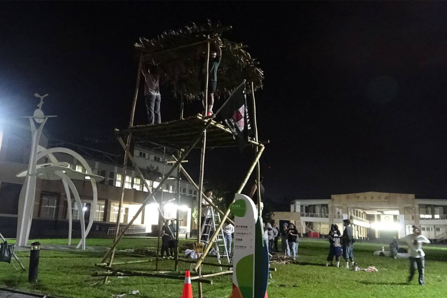 東華族群學生會配合全民原教以烈市集一同搭建阿美族瞭望台