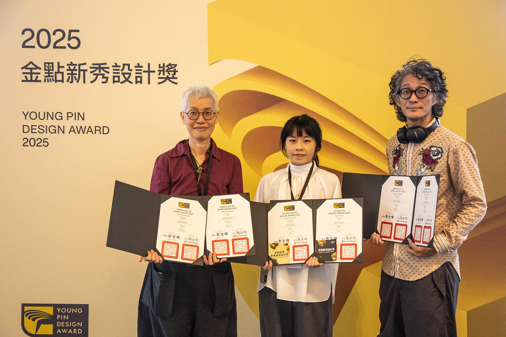 賴星辰同學與指導老師余慧君、郭令權合照,為東華藝創系115級畢業製作添上佳績