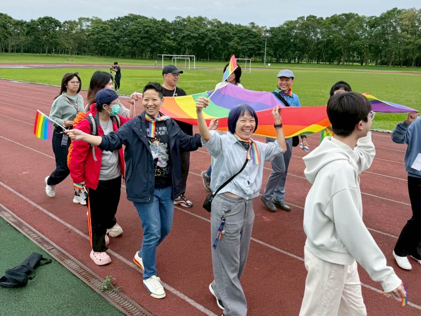 多位師生共迎彩虹旗進場
