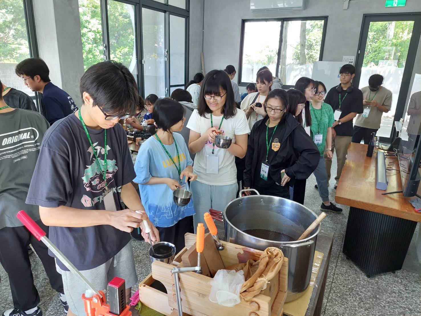 同學們專心地體驗製造自己口味的醬油01