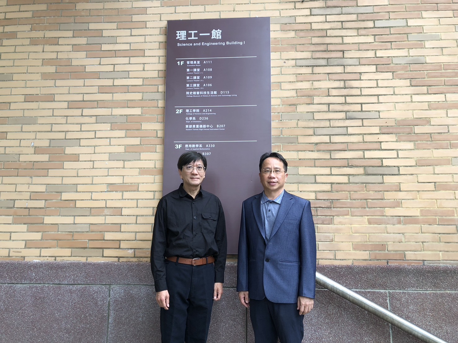 理工學院院長黃武元(右)與電機系主任黃家華(左)戮力推動參與「台積電半導體學程」人才培育計畫