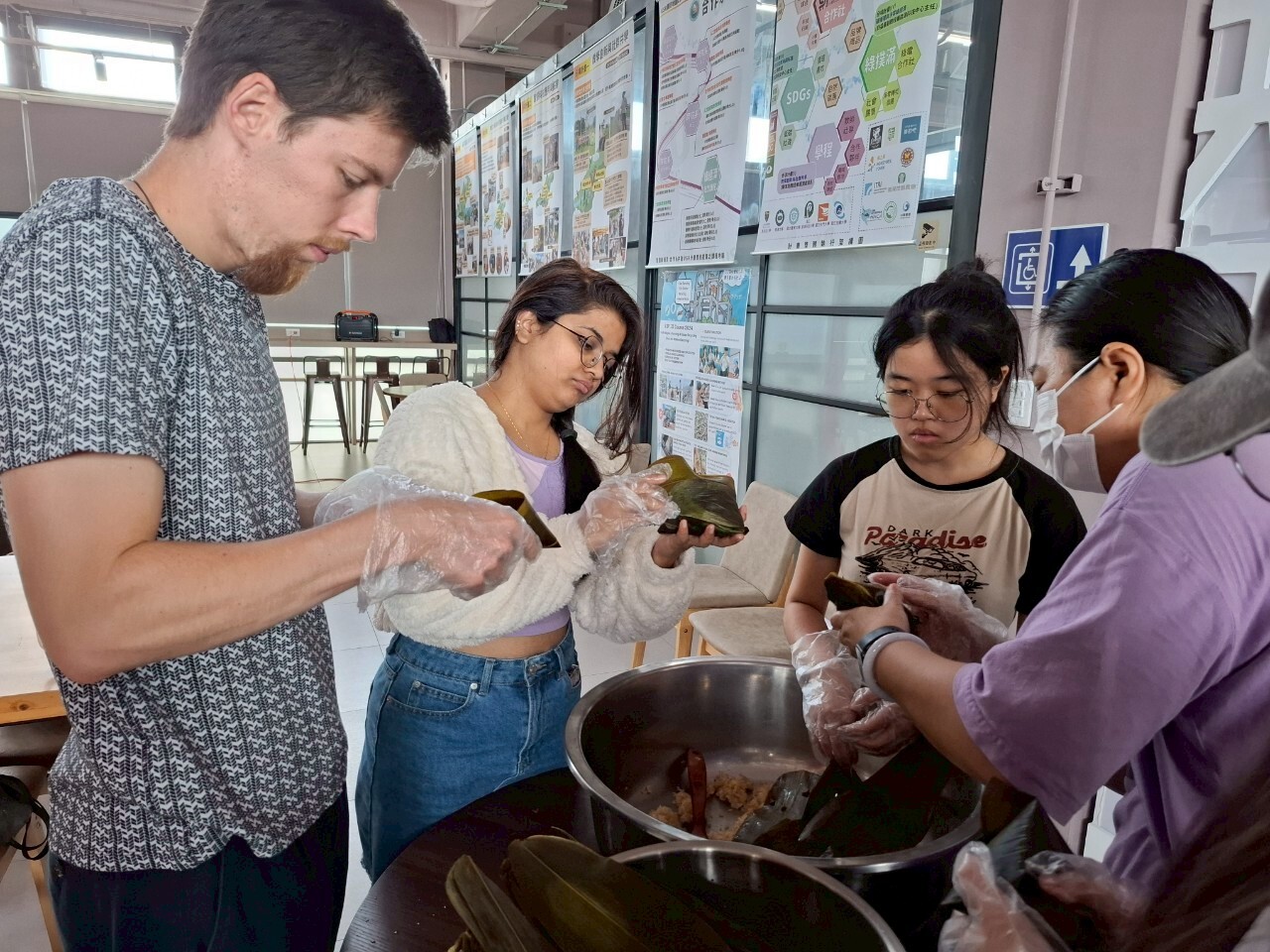 國際生包粽體驗