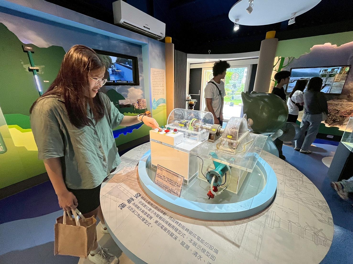 同學好奇的操作龍澗電廠臥式佩爾頓型水輪發電機模型
