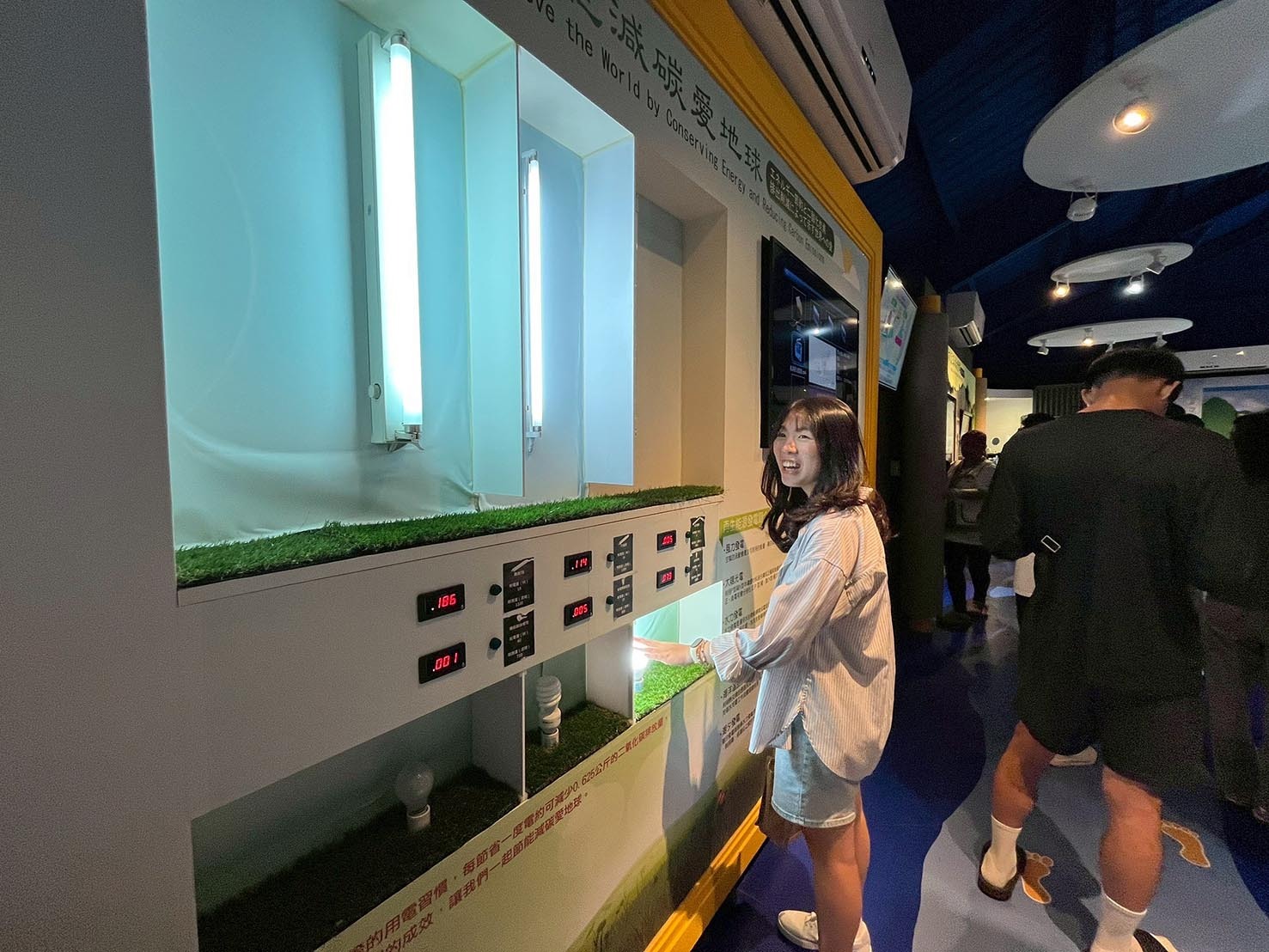 同學開心測試不同燈泡耗電量差異