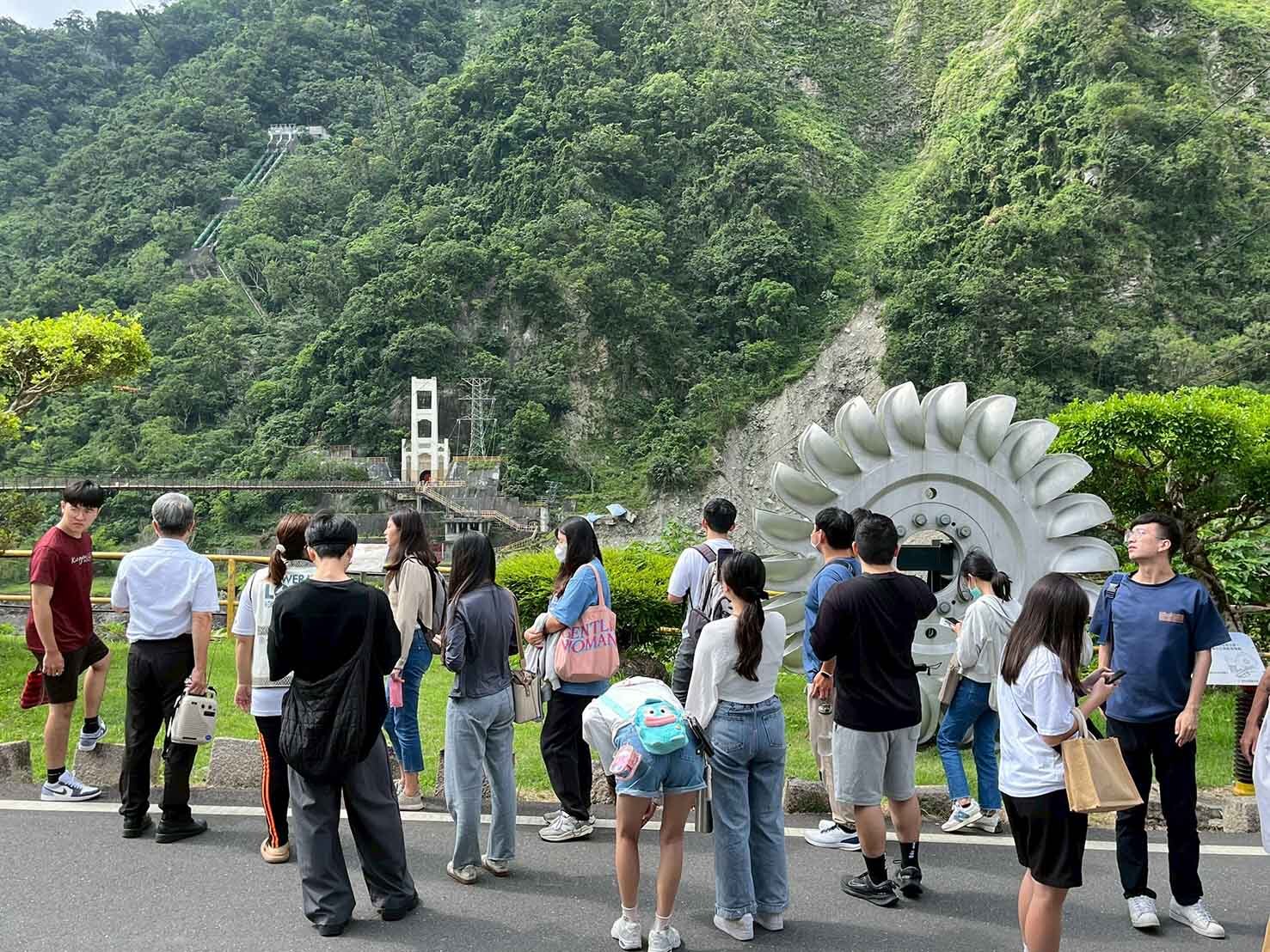 潘文福院長向同學們介紹銅門電廠水利發電機組