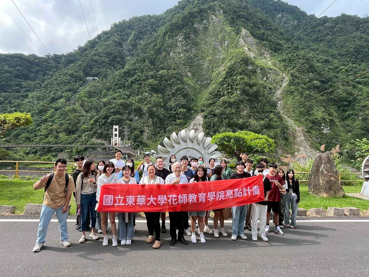 銅門電廠前全員開心大合照
