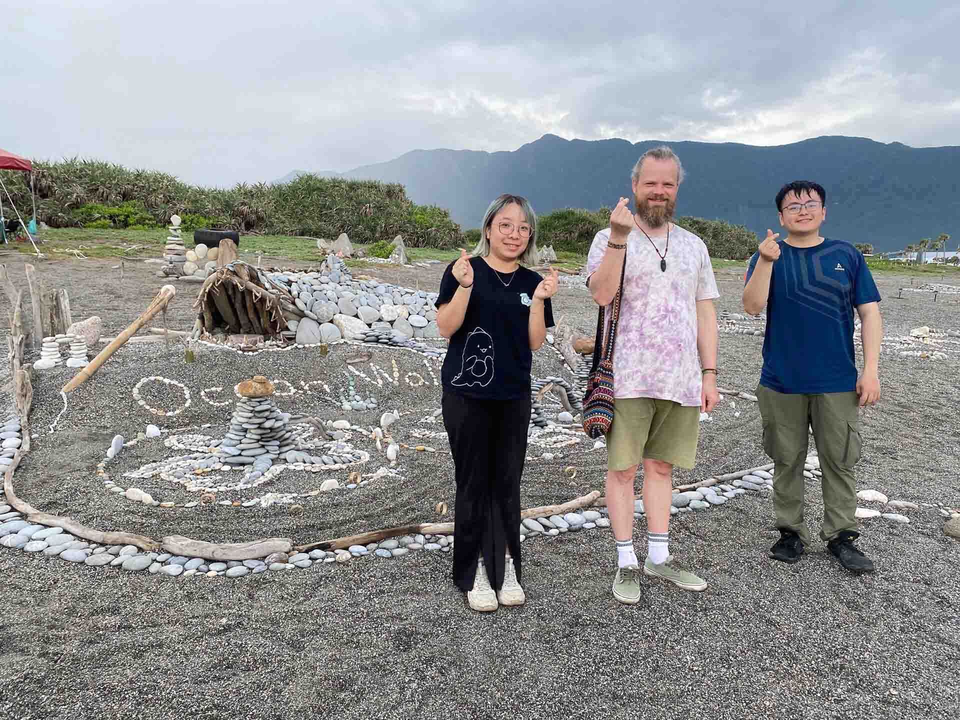 藝點心意團隊創作者楊采諭、吳耀龍與來自瑞典的疊石藝術家評審Pontus Jansson及得獎作品《海洋圓舞曲》合影,展現藝術跨國界的對話與交流