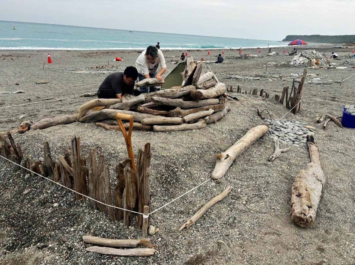 藝點心意團隊於七星潭海岸進行漂流木的堆疊與結構調整,所有材料皆取自現場自然環境,無任何人工加工。漂流木將作為後續疊石的基礎結構,創作過程強調材料原貌與自然平衡的共存,展現對地景環境的尊重與藝術創造力