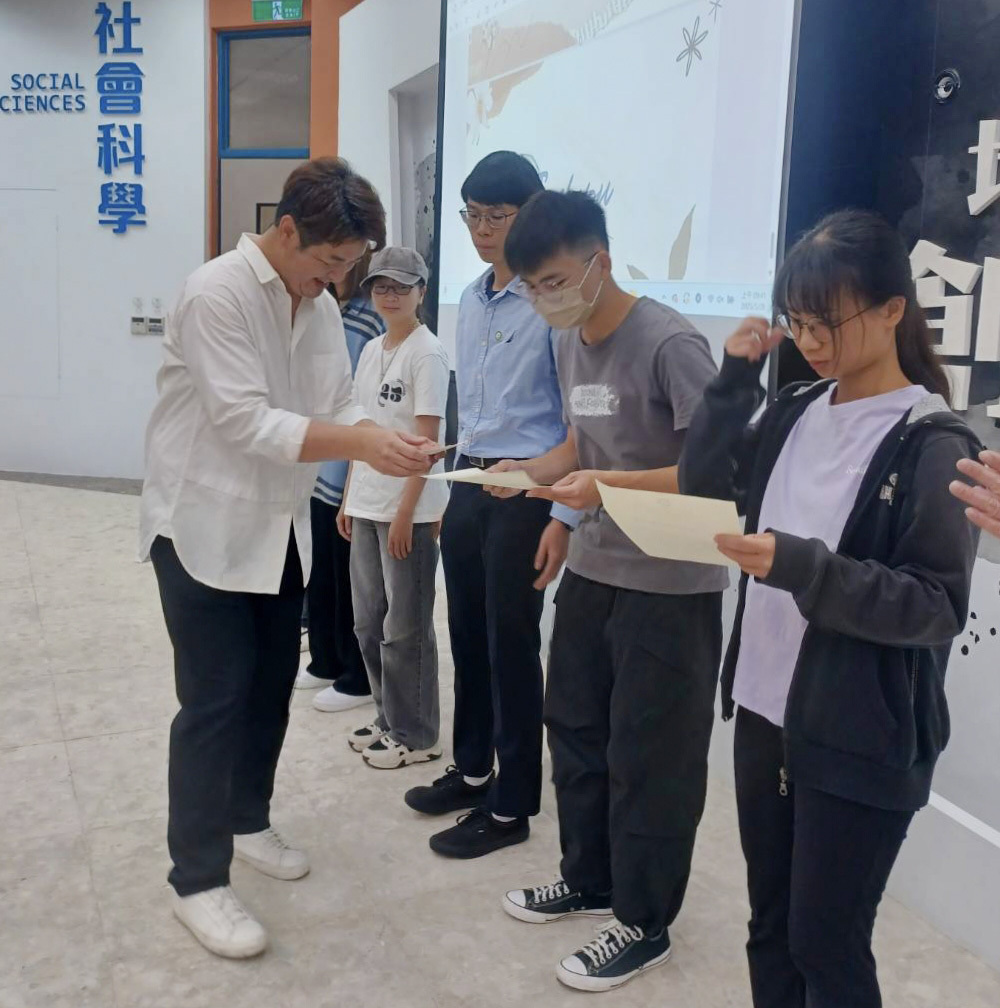 豐裡社區發展協會李智弘理事長為每位學生頒發證書
