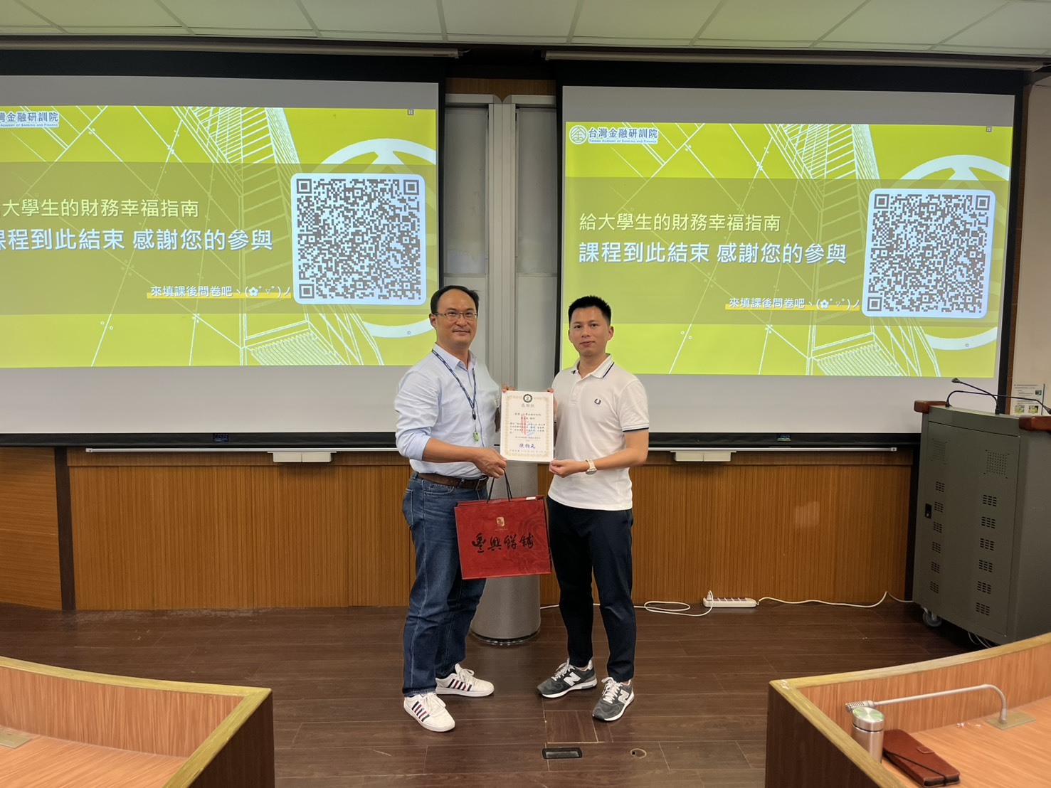 國企系主任頒發感謝狀給金融研訓院曹嘉展講師(圖右)