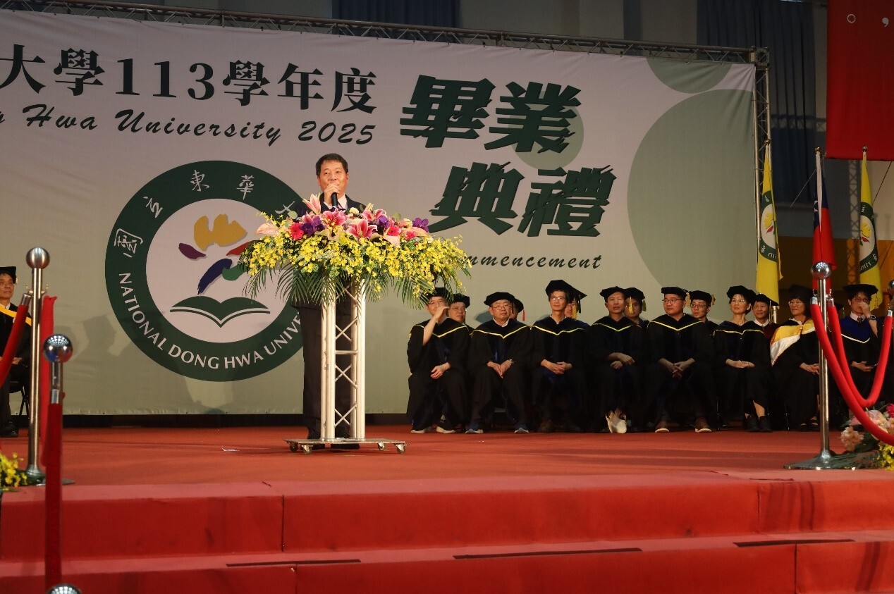 東華大學校友總會楊政道理事長致詞勉勵畢業生
