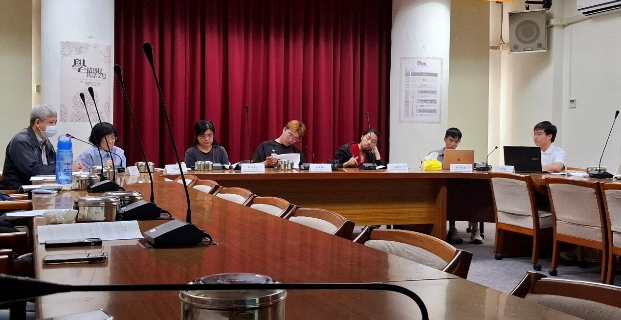 左起特約討論人彭衍綸教授、吳儀鳳教授、胡詩專老師;主持人系學會林育葆會長;發表人王雲生、蔡林柏森、楊宗穎同學
