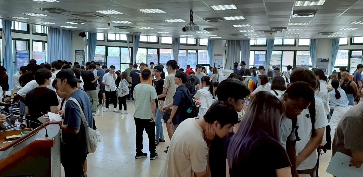 資工系專題展場人聲鼎沸
