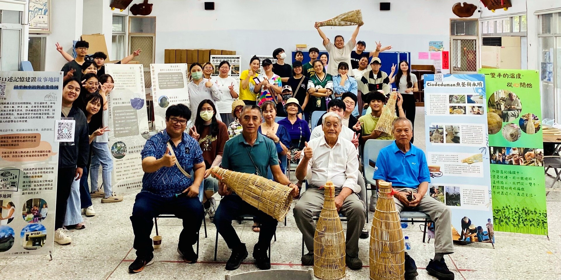 學生與村長、部落耆老及居民合影