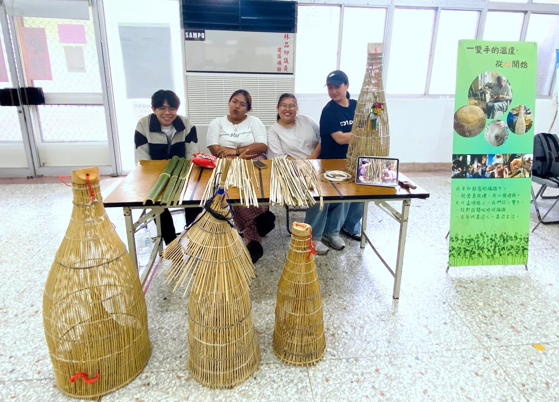 學生攤位藉由海報、小組親手完成的作品進行展示,並設計工藝技術的實作體驗