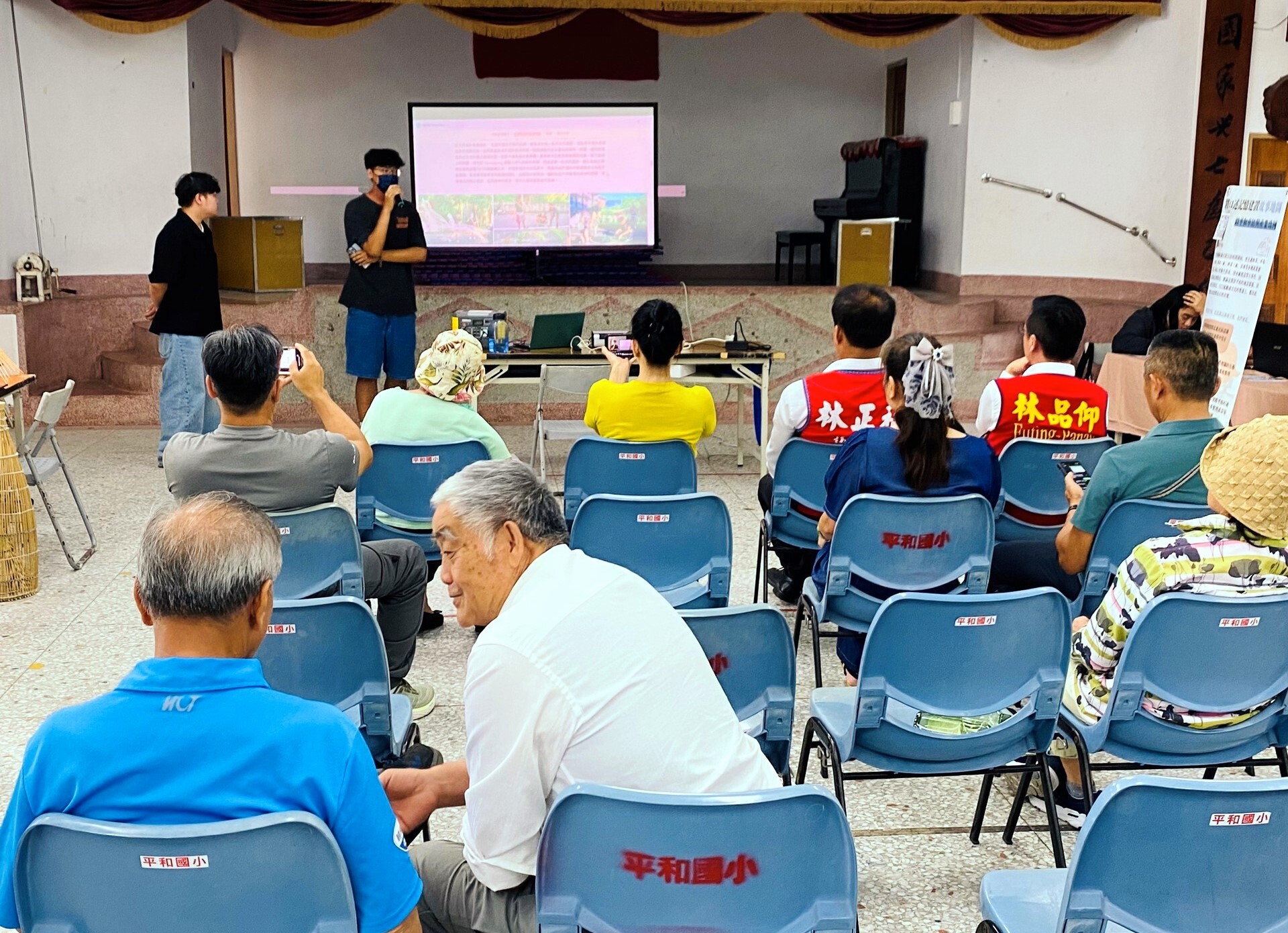 成果展設計每一組有15分鐘公開口頭報告環節,讓學生說明自己的研究內容並推銷自己攤位設計,以取得居民的投票評分