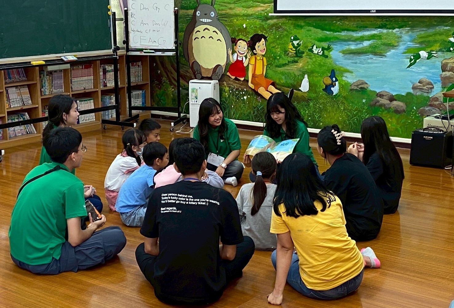 學員與大學生一起專注參與繪本共讀