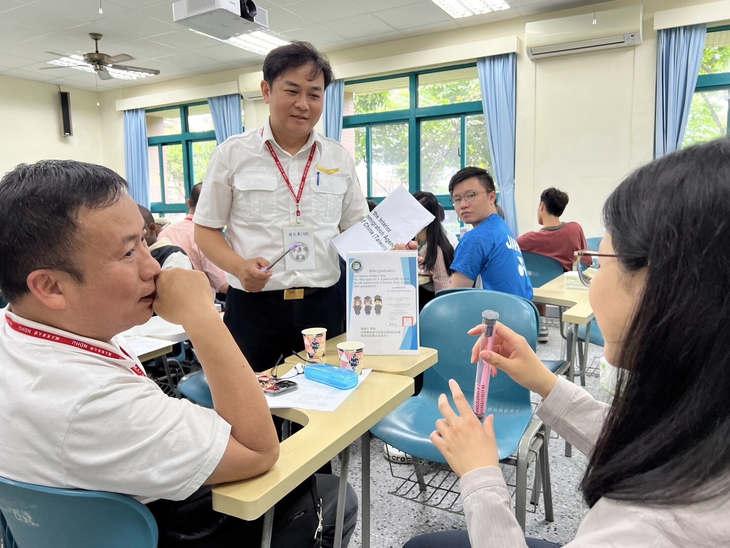 李彥詰專員與學生講解居留證相關規定