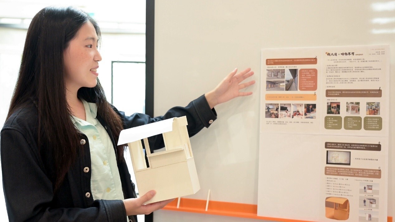 設計家族同學展示校內自治咖啡屋的設計想法與模型製作