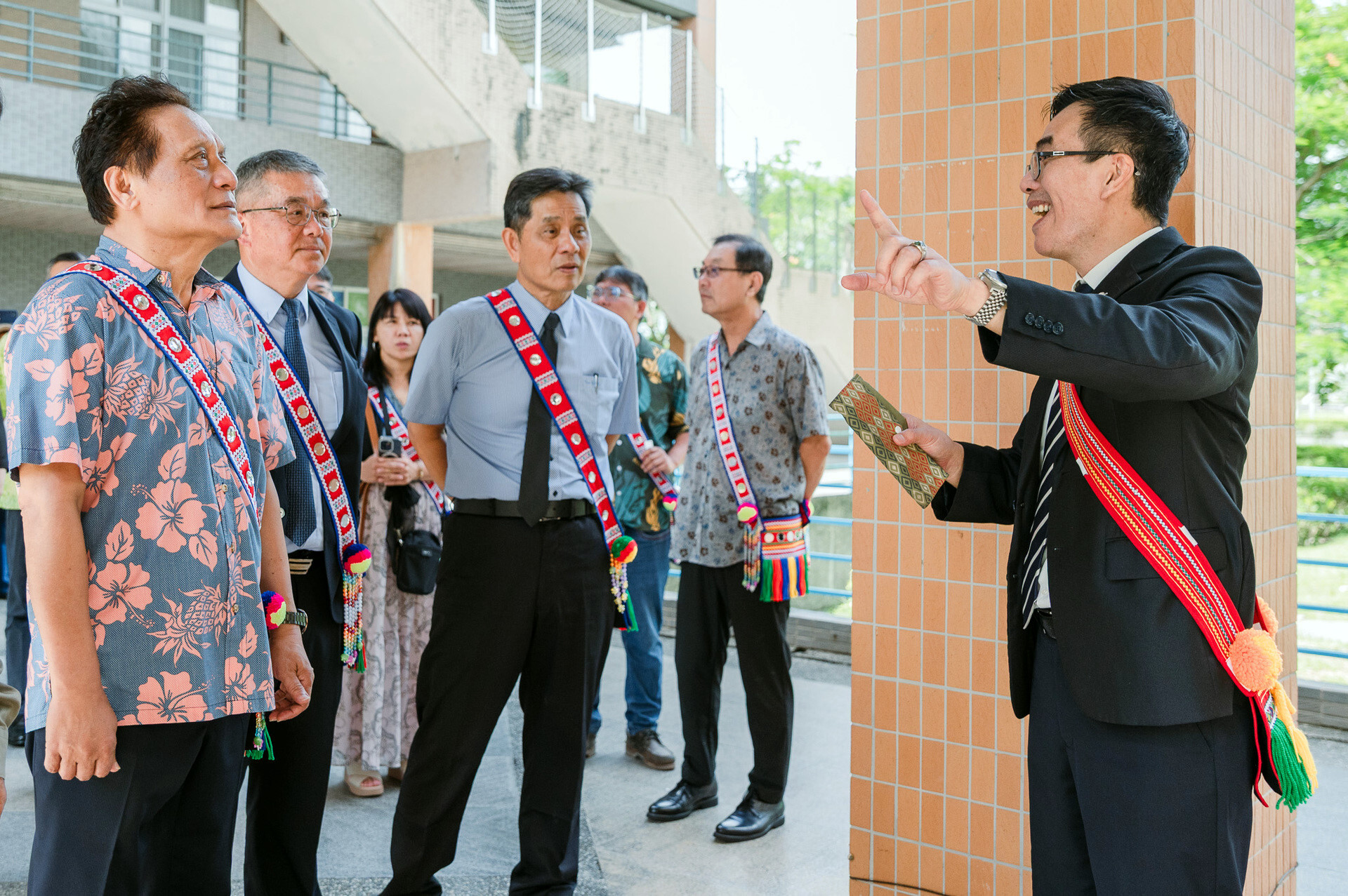 原民院空間導覽(曾智勇主委、簡文基顧問、徐輝明校長、石忠山院長)