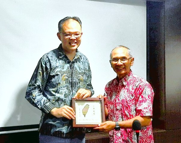 東華大學永續長李俊鴻教授(左)致贈玫瑰石予Pertamina大學校長Kadir教授(右)