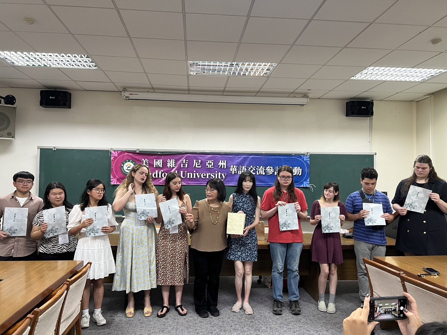 Radford University師生與東華師長合照