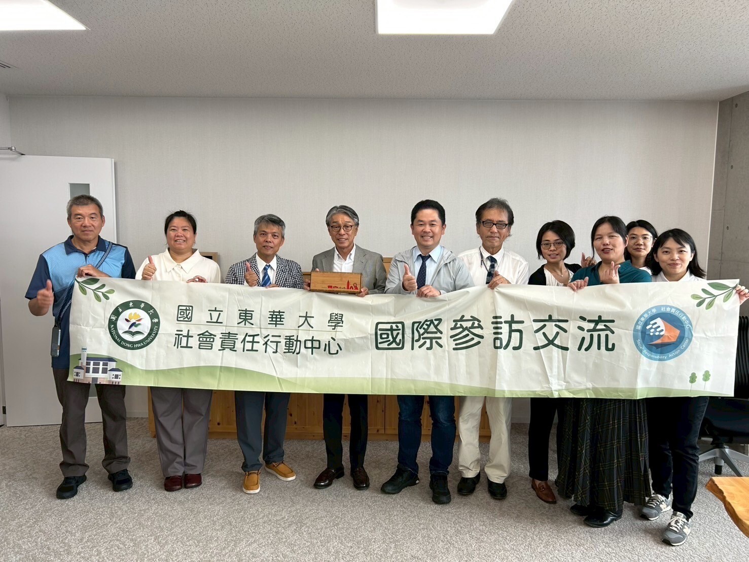 與田邊市市長合影