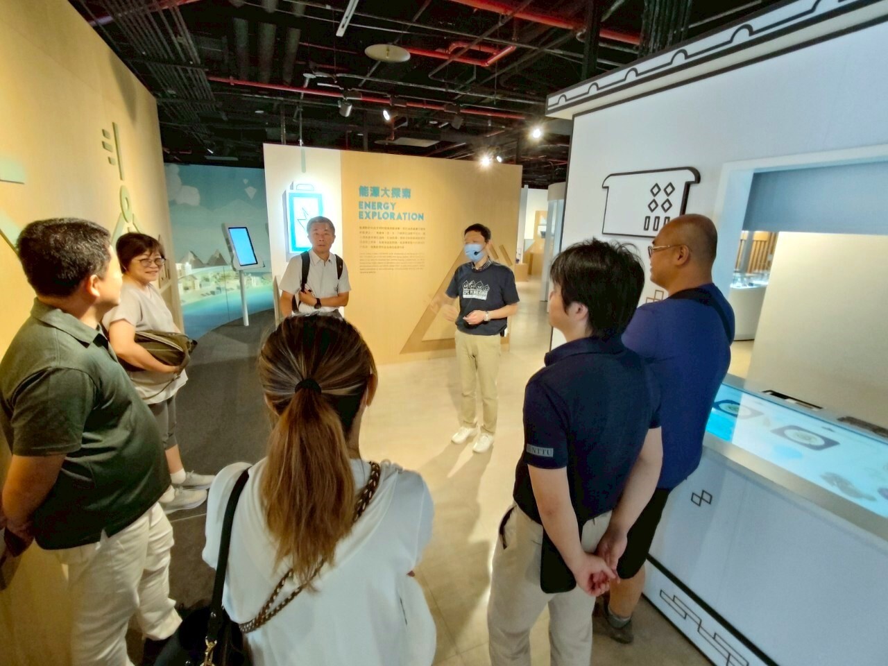 參訪中油石油探索館,透過導覽與互動展示,深入瞭解石油開發歷史與現今再生能源政策如何共存