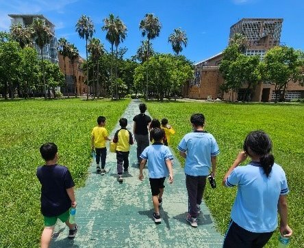 在廣袤的校園裡進行定向越野活動