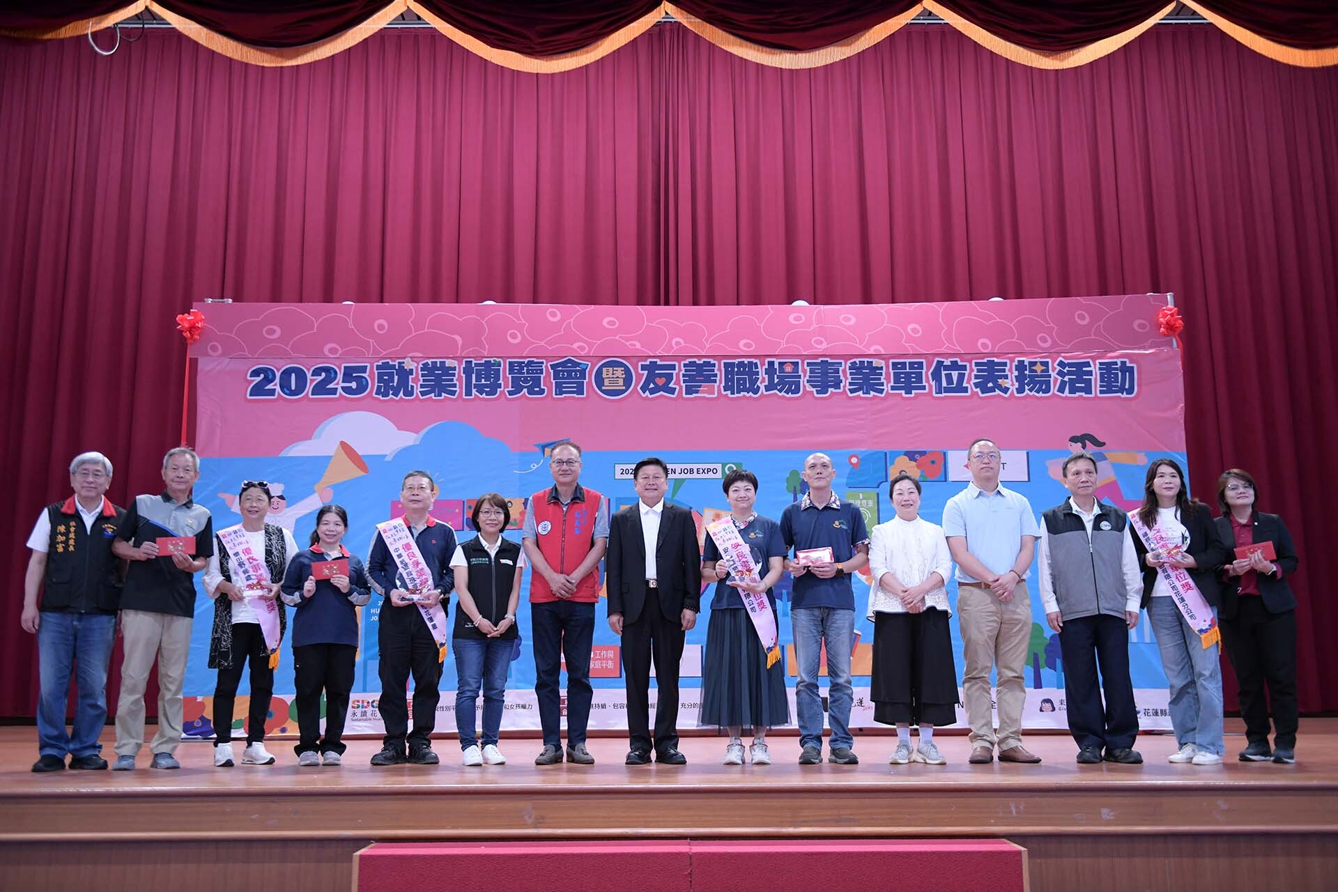 安通溫泉飯店獲頒友善職場事業表揚(右六為連祥延同學,右七為張晶萍校友),圖片資料來源取自更生新聞網(httpsold.ksnews.com.twc2025060704)