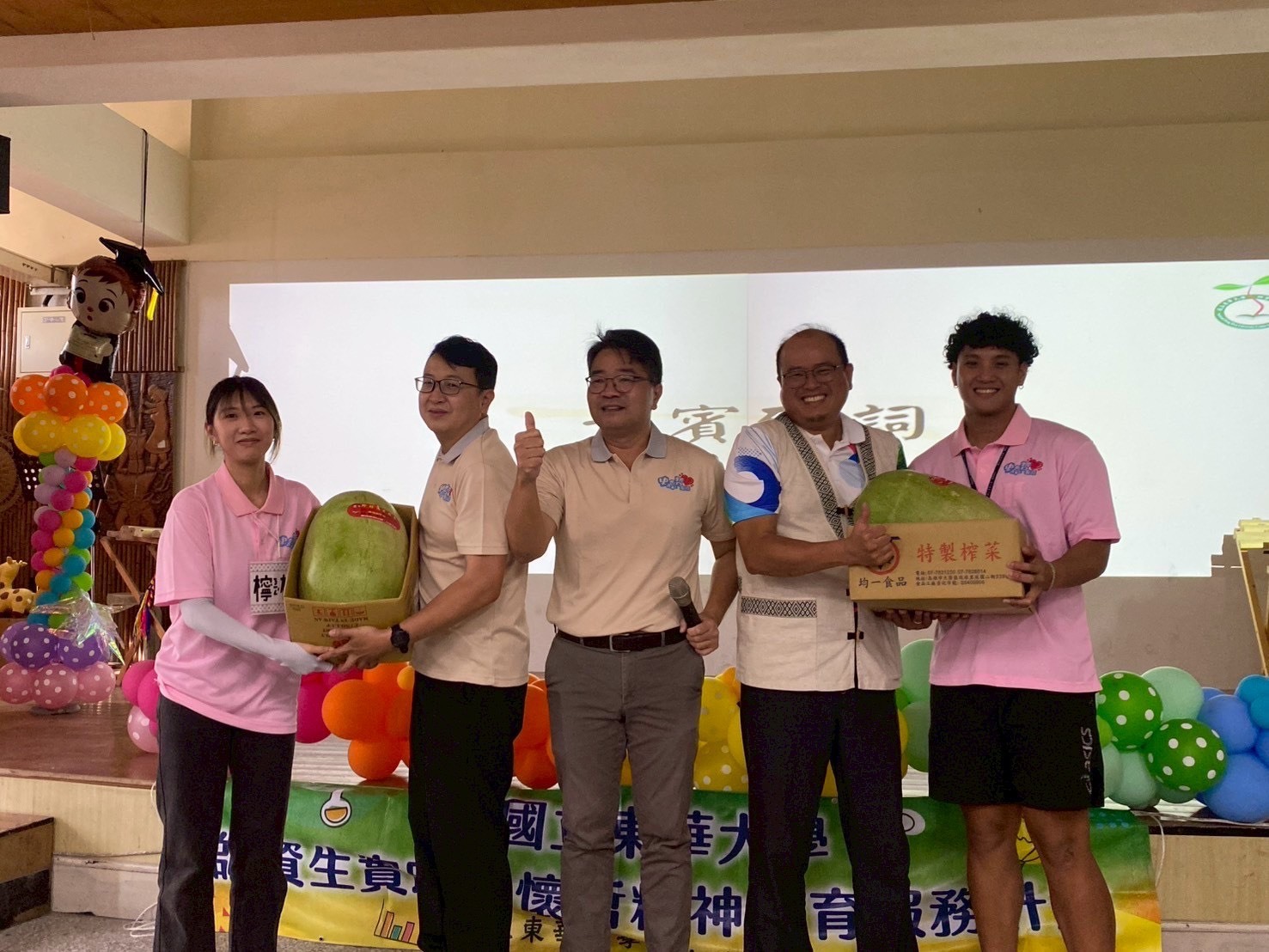 林俊瑩學務長致贈西瓜表達祝福