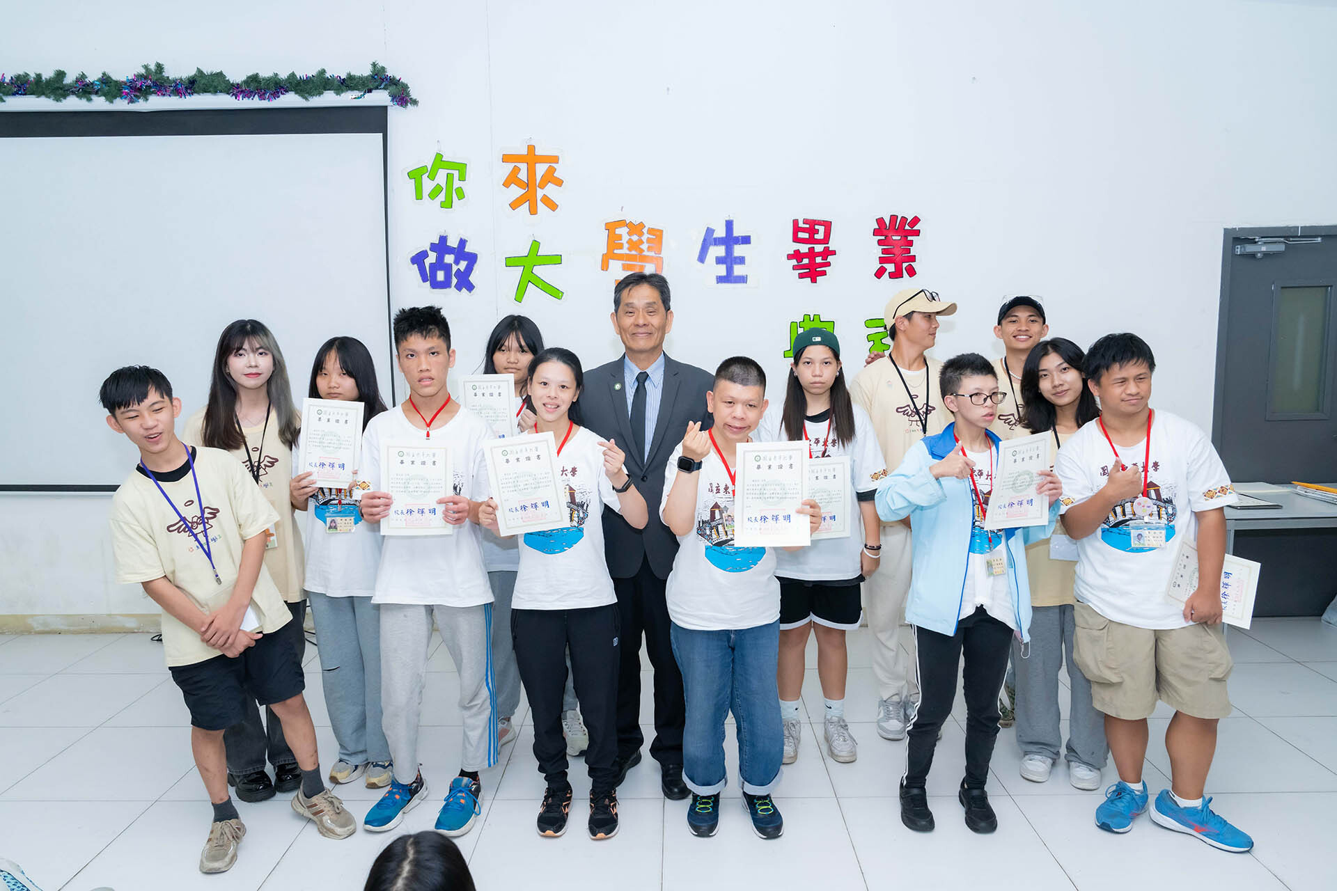 畢業典禮-徐校長頒發畢業證書