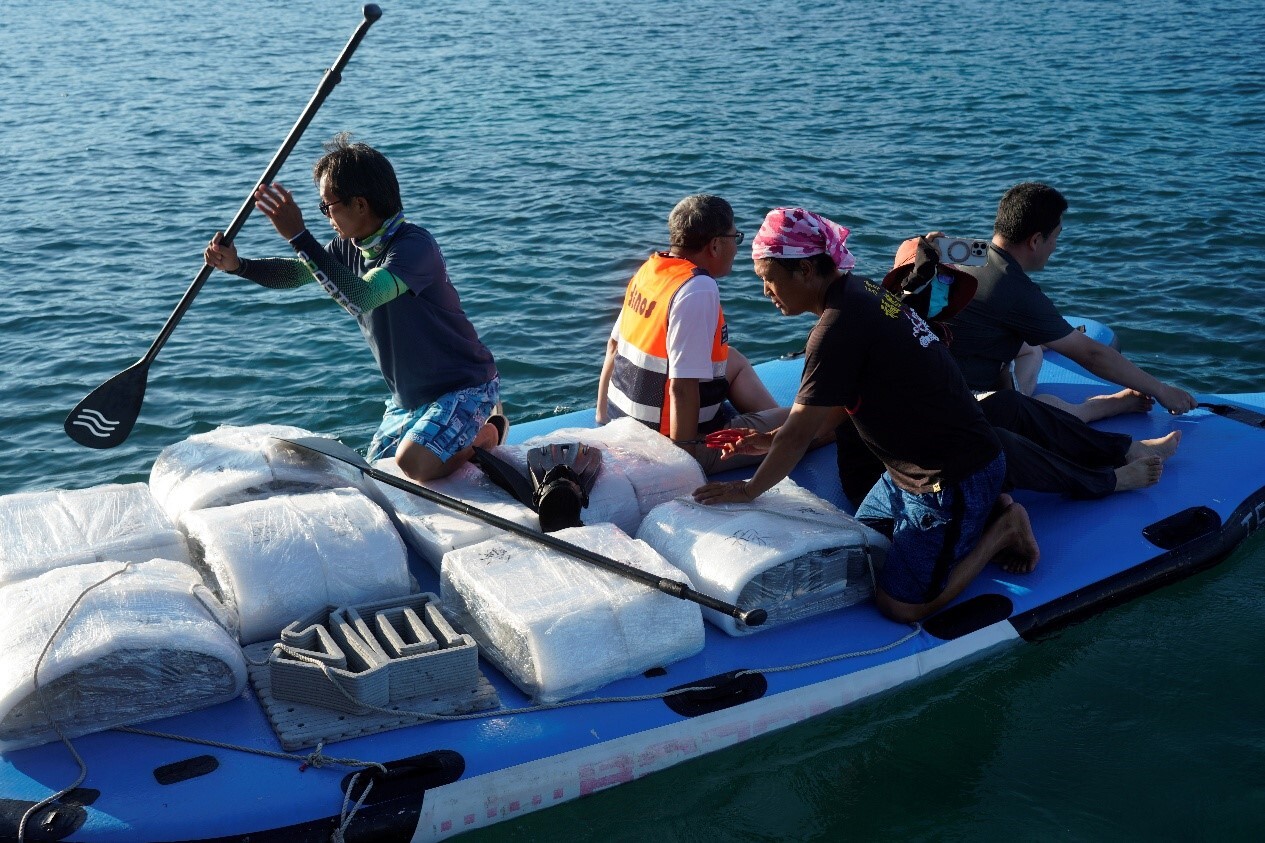 海底漫步 SEA WALK 工作團隊進行海上接駁與放置
